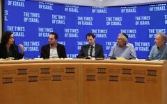تصویر: از چپ، دکتر تمار داستاوسکی براندز؛ پروفسور یانیف روزانی؛‌ مشاور حقوقی جاناتان گرین؛  پروفسور موشه کوپل، و دیوید هورویتز سردبیر تایمز اسرائیل، در مراسم زندهٔ تایمز اسرائیل در مؤسسهٔ دموکراسی اسرائیل، اورشلیم، ۱۵ دسامبر ۲۰۲۲. (Oded Antman/IDI)