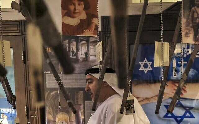 تصویر: احمد المنصوری، رئیس «موزهٔ تقاطع تمدن-ها» روز ۱۱ ژانویهٔ ۲۰۲۳، بازدید-کنندگان را در تالار هولوکاست این مجموعه در دوبی همراهی می-کند. (Karim SAHIB / AFP)