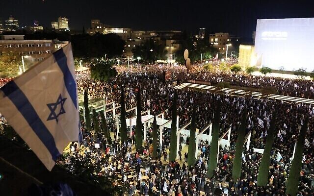 تصویر: تظاهرات مردم اسرائیل علیه دولت بنیامین نتانیاهو در تل آویو، ۱۴ ژانویه ۲۰۲۳. (Jack Guez/AFP)
