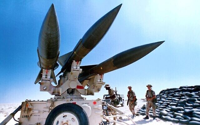 تصویر: در عکس موشک-های ضد-هوایی Hawk ایالات متحده در ۱۹۹۱ در صحرایی در عربستان سعودی دیده می-شوند. (AP Photo)