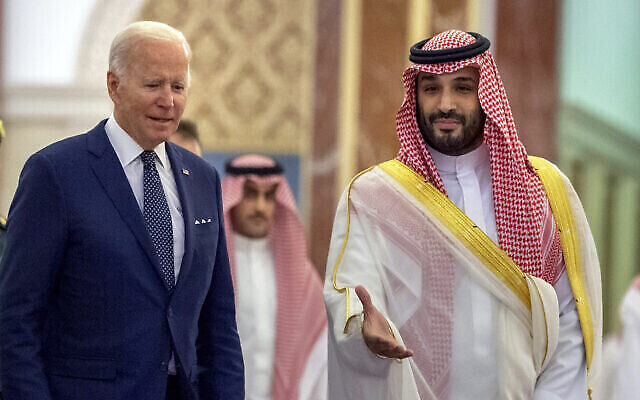 تصویر: در عکسی که کاخ سلطنتی سعودی منتشر کرد، محمد بن سلمان ولیعهد سعودی، راس، حین خوشامد به جو بایدن رئیس جمهوری ایالات متحده در کاخ السلام در جده، عربستان سعودی، ۱۵ ژوئیهٔ ۲۰۲۲. (Bandar Aljaloud/Saudi Royal Palace via AP, File)