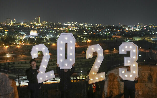 اسرائیلی-ها در جشن شب سال نو در باری در تل آویو، ۳۱ دسامبر ۲۰۲۲. (Avshalom Sassoni/Flash90)