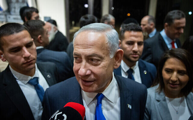 تصویر: بنیامین نتانیاهو نخست وزیر اسرائیل پس از گرفتن عکس دسته-جمعی دولت جدید در اقامتگاه ریاست جمهوری در اورشلیم، ۲۹ دسامبر ۲۰۲۲. (Yonatan Sindel/Flash90)