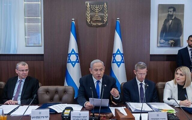 تصویر: بنیامین نتانیاهو نخست وزیر، وسط، در ریاست جلسهٔ هفتگی کابینه در مقر نخست  وزیری در اورشلیم، ۱۵ ژانویهٔ ۲۰۲۳. (Yonatan Sindel/Flash90)
