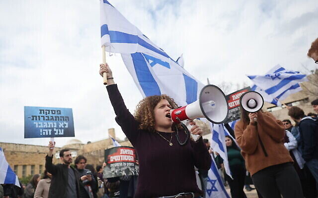 تصویر: دانشجویان «دانشگاه عبری» اورشلیم در ۱۶ ژانویهٔ ۲۰۲۳ علیه طرح برنامه-ریزی شدهٔ اصلاح نظام قضایی دولت تظاهرات اعتراضی براه انداختند. (Yonatan Sindel/FLASH90)