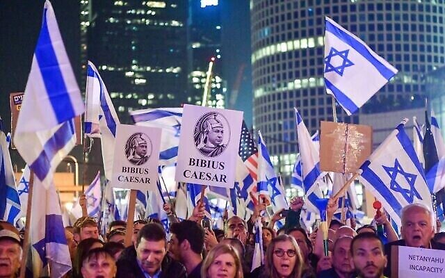 تصویر: دهها هزار نفر در ۲۱ ژانویه ۲۰۲۳ علیه طرح اصلاح نظام قضایی دولت در تل آویو تظاهرات کردند. (Avshalom Sassoni/Flash90)