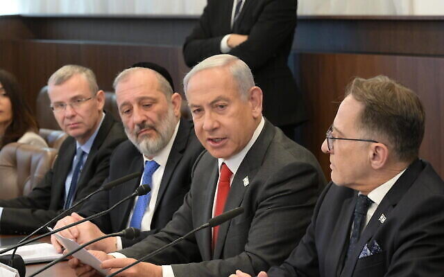 تصویر: یاریف لیوین وزیر دادگستری، چپ؛ آریه دری وزیر کشور، دومی از چپ؛ بنیامین نتانیاهو و تزخی براورمن، راست، در جلسهٔ کابینه در اورشلیم، ۸ ژانویهٔ ۲۰۲۳. (Amos Ben-Gershom/GPO)