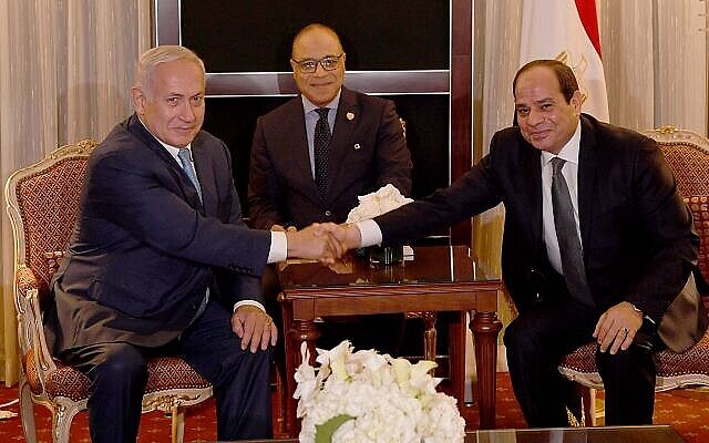 تصویر: بنیامین نتانیاهو نخست وزیر، چپ، بهمراه عبدالفتاح السیسی رئیس جمهوری مصر، راست، حین ملاقات در حاشیهٔ مجمع عمومی سازمان ملل، نیویورک، ۲۷ سپتامبر ۲۰۱۸. (Avi Ohayon / PMO)