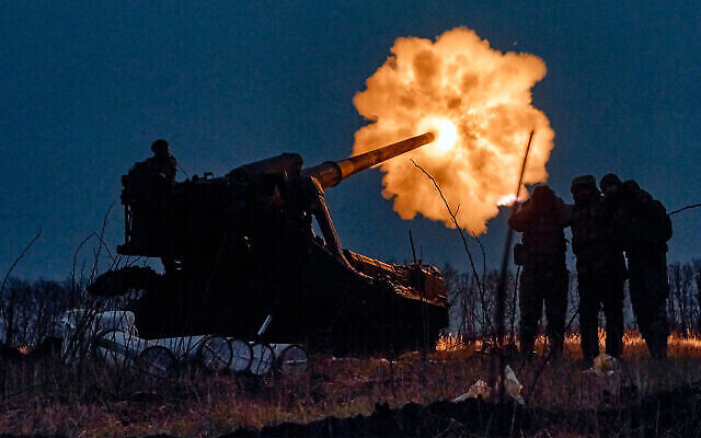 تصویر: سربازان اوکراینی حین شلیک سامانهٔ پایون توپخانه به مواضع روس-ها در نزدیکی باخموت، ناحیهٔ دانتسک، اوکراین، ۱۵ دسامبر ۲۰۲۲. (AP Photo/Libkos)