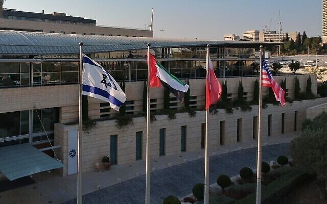 تصویر: پرچم-های اسرائیل، امارات، بحرین، و ایالات متحده در مقابل بنای وزارت خارجه در اورشلیم ۱۵ سپتامبر ۲۰۲۰ در اهتزاز است. عکس را گابی اشکنازی، وزیر خارجهٔ وقت، زمانی که اسرائيل، امارات، و بحرین در کاخ سفید واشنگتن پیمان-های ابراهیمی را امضا کردند، در توئیتی منتشر کرد. (Twitter)