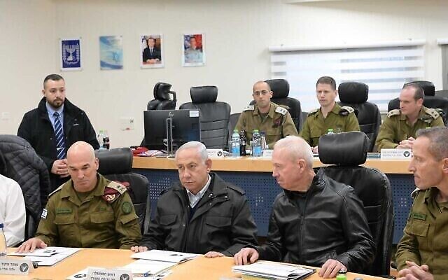 تصویر: بنیامین نتانیاهو نخست وزیر، وسط، یوآو گالانت وزیر دفاع، ‌دومی از راست، حین بازدید از لشکر شمال ارتش در صفد، ۱۰ ژانویهٔ ۲۰۲۳. (Amod Ben Gershom/GPO)