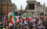 تصویر: معترضان اپوزیسیون، پلاکارد به-دست، پس از راهپیمایی در سالگرد ۴۴مین سالگرد انقلاب ایران در میدان ترافالگار، مرکز لندن، ۱۱ فوریهٔ ۲۰۲۳. (Susannah Ireland/AFP)