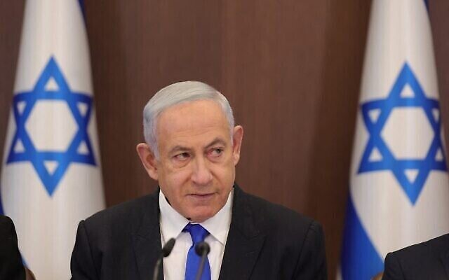 تصویر: بنیامین نتانیاهو نخست وزیر در رأس جلسهٔ هفتگی کابینه در دفتر خود در اورشلیم، ۱۹ فوریهٔ ۲۰۲۳. 
(Abir Sultan/Pool/AFP)