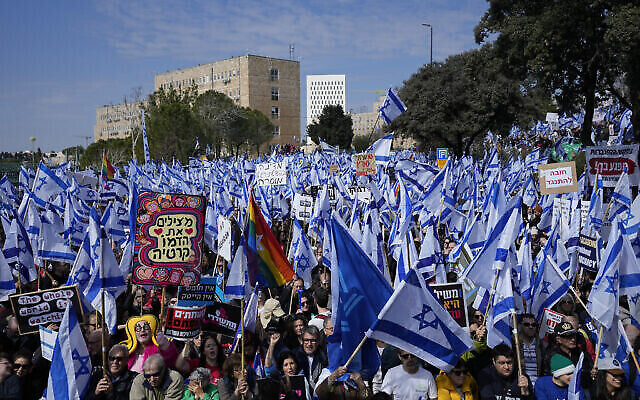 تصویر:‌ مردم در تظاهرات علیه اصلاحات نظام قضایی در مقابل کنست در اورشلیم، ۱۳ فوریهٔ ۲۰۲۳. (AP Photo/Ohad Zwigenberg)