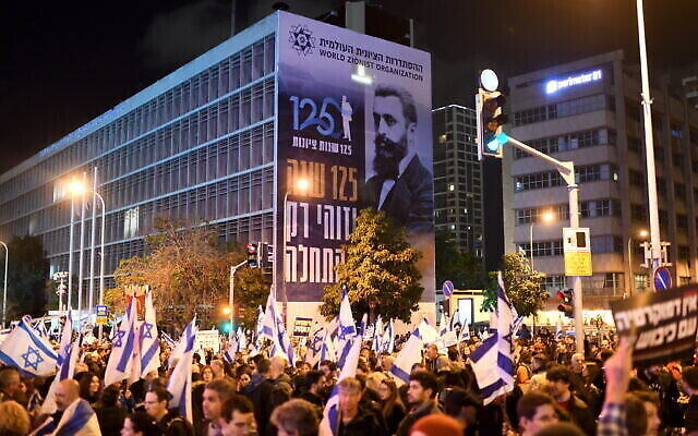 هزاران تن از معترضان به طرح برنامه-ریزی شدهٔ اصلاح نظام قضایی دولت بنیامین نتانیاهو نخست وزیر روز ۴ فوریهٔ ۲۰۲۳ در تل آویو راهپیمایی کردند. (Gili Yaari /Flash90)