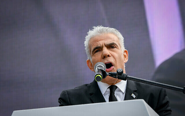 تصویر: یائیر لپید رهبر اپوزیسیون حین سخنرانی در تظاهرات علیه اصلاحات نظام قضایی، ۱۳ فوریهٔ ۲۰۲۳. 
(Arie Leib Abrams/ Flash90)