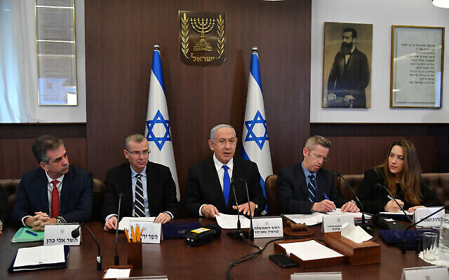 تصویر: بنیامین نتانیاهو نخست وزیر، وسط، در ریاست جلسهٔ کابینه در دفتر نخست وزیر در اورشلیم، ۱۹ فوریهٔ ۲۰۲۳. (Yoav Dudkevitch/ POOL/ Flash90)