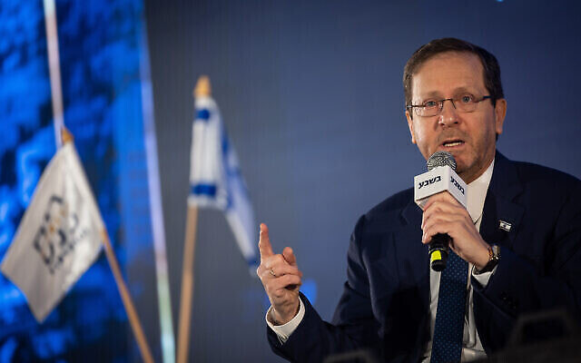 تصویر: ایستخاک هرتزوگ رئیس جمهوری اسرائیل در کنفرانس سالانهٔ  گروه «بئرشبا» در اورشلیم، ۲۱ فوریهٔ ۲۰۲۳. (Yonatan Sindel/Flash90)