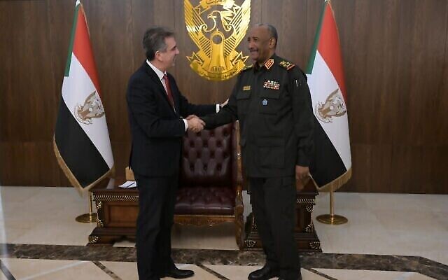 تصویر: الی کوهن وزیر خارجه، چپ، بهمراه ژنرال عبدالفتاح البرهان فرمانروای سودان در خارطوم، ۲ فوریهٔ ۲۰۲۳. 
(Shlomi Amsallem)