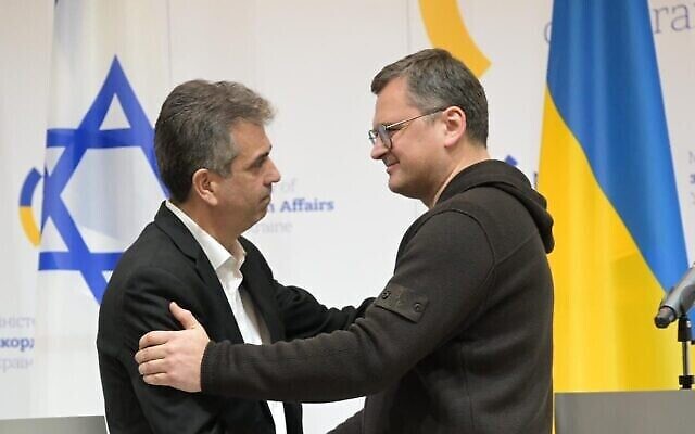 تصویر: الی کوهن وزیر خارجهٔ اسرائيل، چپ، ۱۶ فوریهٔ ۲۰۲۳، در کییف با دیمیتری کولبا وزیر خارجهٔ اوکراین دست می-دهد. (Shlomi Amsalem/GPO)