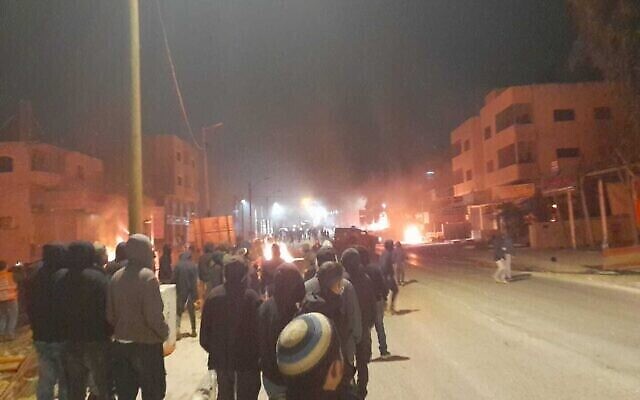 تصویر: شهرک-نشینان اسرائیلی  روز ۲۵ فوریهٔ ۲۰۲۳ در شهر هوآرا  تظاهرات کردند، گفته می-شود خانه-ها و اتوموبیل-ها را به آتش کشیدند. (Courtesy)