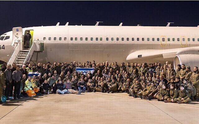 تصویر: در پی زلزلهٔ مرگبار ترکیه، تیم اکتشاف و نجات نیروهای دفاعی اسرائیل صبح روز ۷ فوریهٔ ۲۰۲۳ وارد شهر آدانا شد. (Israel Defense Forces)