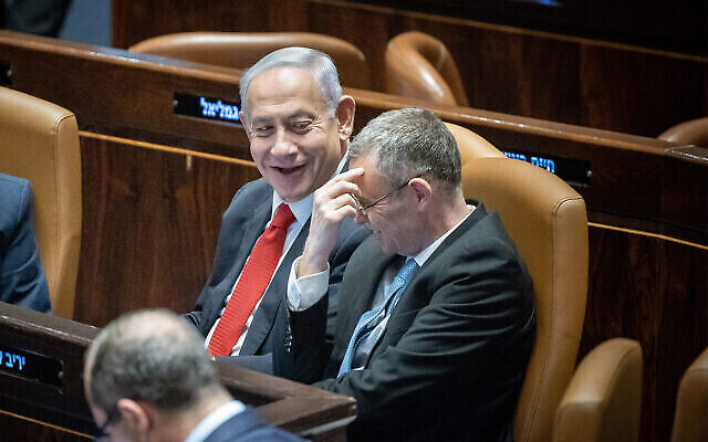 تصویر: بنیامین نتانیاهو نخست وزیر، چپ، و یاریف لیوین وزیر دادگستری، راست، در کنست، اورشلیم، ۲۰ فوریهٔ ۲۰۲۳. (Yonatan Sindel/Flash90)