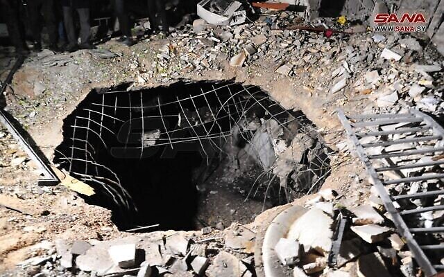 تصویر: حفرهٔ بزرگی که در محلهٔ کفار سوسای دمشق، سوریه، در پی حملهٔ‌ هوایی ۱۹ فوریهٔ ۲۰۲۳، منتسب به اسرائیل ایجاد شده است. (SANA)