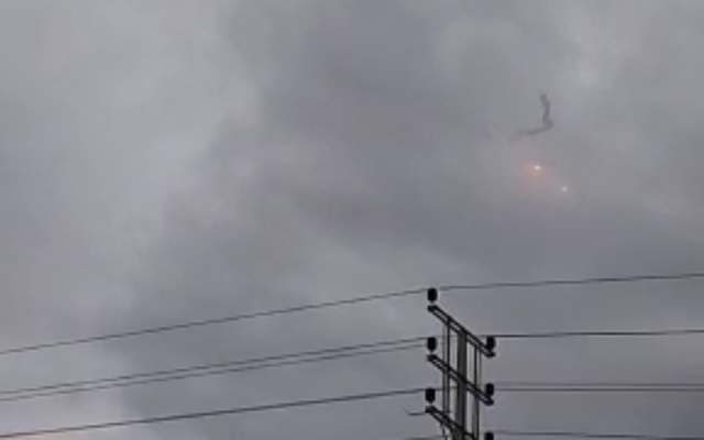 تصویر:‌ یک رهگیر گنبد آهنین حین رهگیری راکتی که در ۱ فوریهٔ ۲۰۲۳ از نوار غزه به شهر جنوبی سدروت پرتاب شد، دیده می-شود. (Screenshot: Used in accordance with Clause 27a of the Copyright Law)