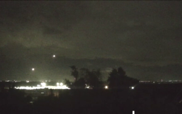 تصویر: دو موشک رهگیر گنبد آهنین بر فراز آسمان سدروت و پیش از سرنگون کردن پهبادی که در ۴ فوریهٔ ۲۰۲۳ از نوار غزه پرتاب شده بود، دیده می-شوند. (Dadi Fold/Courtesy)