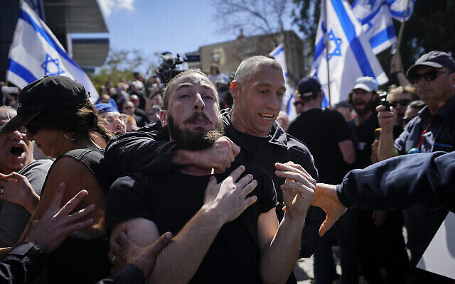 تصویر: پلیس دستبند زدن به معترضان در تظاهرات اعتراضی علیه برنامه-های دولت جدید بنیامین نتانیاهو برای اصلاح نظام قضایی، تل آویو، ۹ مارس ۲۰۲۳. (AP Photo/Ohad Zwigenberg)