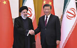 تصویر: ابراهیم رئیسی رئیس جمهوری ایران در چین، چپ، در جلسهٔ ایشان در تالار بزرگ مردم در پکن، ۱۴ فوریه ۲۰۲۳ با «شی جینپینگ» رئیس جمهوری چین دست می-دهد. (Yan Yan/Xinhua via AP)