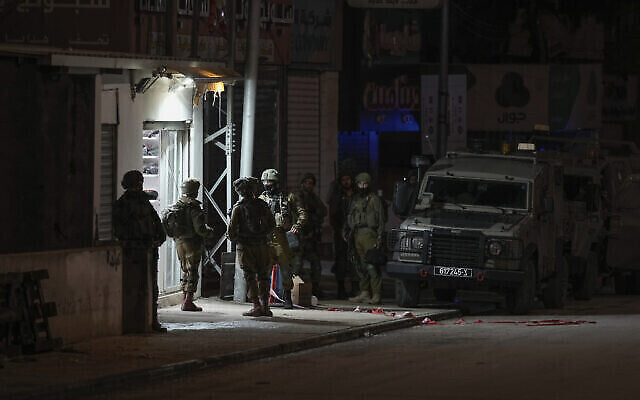 تصویر: سربازان اسرائیلی در شهر هوآرای کرانهٔ باختری در محلی که یک فرد مسلح فلسطینی روز ۲۵ مارس ۲۰۲۳ به سوی سربازان تیراندازی کرد، حاضر شده-اند. (AP Photo/Majdi Mohammed)