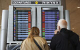 تصویر: مسافران در ۲۷ مارس ۲۰۲۳، صفحهٔ اعلانات پروازهای معوق-شدهٔ فرودگاه بن-گوریون را نگاه می-کنند.
(AP Photo/Oren Ziv)