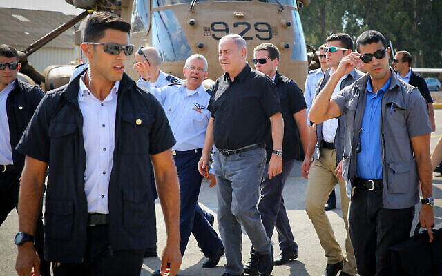 عکس آرشیو: بنیامین نتانیاهو نخست وزیر بهمراه امیر اشل، فرمانده کل نیروی هوایی اسرائیل در پایگاه هوایی تل نوف، ۱۷ اوت ۲۰۱۶. (Flash90)