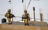 تصویر تزئینی: سربازان اسرائیلی در ۲۸ فوریهٔ ۲۰۲۳ در هوآرا، کرانهٔ باختری، نزدیک نابلس، به نگهبانی ایستاده-اند. (Nasser Ishtayeh/Flash90)