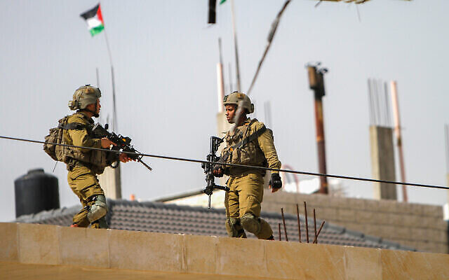 تصویر تزئینی: سربازان اسرائیلی در ۲۸ فوریهٔ ۲۰۲۳ در هوآرا، کرانهٔ باختری، نزدیک نابلس، به نگهبانی ایستاده-اند. (Nasser Ishtayeh/Flash90)