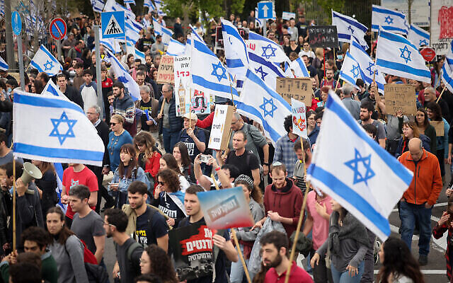 دانشجویان در ۲۳ مارس ۲۰۲۳ در اورشلیم علیه اصلاحات تظاهرات کردند. (Yonatan Sindel/Flash90)