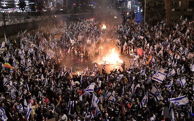 ۲۶ مارس ۲۰۲۳، دقایقی پس از آن که بنیامین نتانیاهو نخست وزیر یوآو گالانت وزیر دفاع را برکنار کرد، مخالفان طرح اصلاح نظام قضایی در تل آویو در خیابان-ها آتش افروختند و یک بزرگراه را بند آوردند.
(Tomer Neuberg/Flash90)