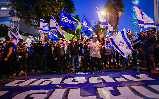 تصویر: اسرائیلی جناح راستی در راهپیمایی حمایت از طرح دولت برای اصلاح نظام قضایی، تل آویو، ۳۰ مارس ۲۰۲۳. (Erik Marmor/Flash90)