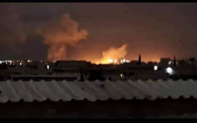 تصویر:‌ اسکرین از توئیتر آتشی که در پی حملهٔ هوایی منتسب به اسرائیل در ۷ مارس ۲۰۲۳ در فرودگاه حلب ایجاد شده را نشان می-دهد. (Screenshot/Twitter; used in accordance with Clause 27a of the Copyright Law)
