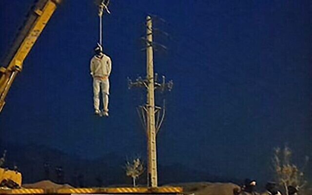 تصویر: در عکسی برگرفته در ۱۲ دسامبر ۲۰۲۲ از وبسایت خبری میزان، ایران، منظرهٔ اعدام مجیدرضا رهنورد مشاهده می-شود. (Mizan News/AFP)