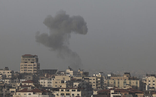 در ۵ آوریل ۲۰۲۳ بدنبال حملهٔ هوایی نیروهای دفاعی در ناحیهٔ محصورهٔ فلسطینی که پس از شلیک راکت به شهرهای اسرائیلی انجام شد، بر فراز بنایی در شهر غزه دود به آسمان برخاسته است. (Mohammed Abed/AFP)
