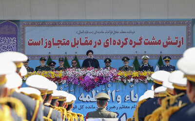 تصویر: ابراهیم رئیسی رئیس جمهوری رژیم ایران حین سخنرانی در مراسم روز ارتش در تهران، ۱۸ آوریل ۲۰۲۳. 
(ATTA KENARE / AFP)