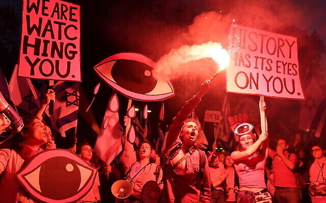 تظاهرات-کنندگان تل آویو در راهپیمایی ۲۹ آوریل ۲۰۲۳ علیه لایحهٔ اصلاح نظام قضایی دولت پلاکارد و آتشزاهای غیرانفجاری در دست داشتند. (JACK GUEZ / AFP)