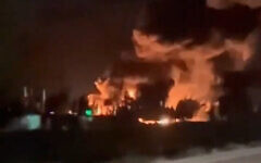 تصویر: در فیلم، آتش-سوزی که ظاهرا در شهر حمص سوریه در پی حملهٔ هوایی منتسب به اسرائیل در ۲۹ آوریل ۲۰۲۳ رخ داد مشاهده می-شود. (Screenshot: Twitter)
