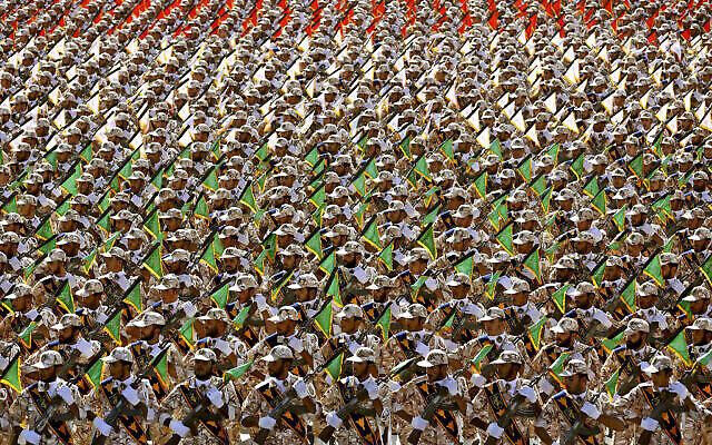 تصویر: در عکسی از ۲۲ سپتامبر ۲۰۱۴، اعضای سپاه پاسداران انقلاب اسلامی در رژهٔ سالانهٔ ارتش در مصلای آیت الله خمینی، حومهٔ تهران، رژه می-روند. (AP Photo/Ebrahim Noroozi, File)