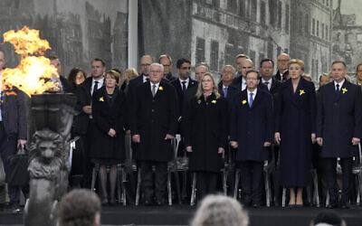 تصویر: جلو، از راست، آندره دودا رئیس جمهوری لهستان، آگاتا کورنباسر-دودا؛ ایتسخاک هرتزوگ رئیس جمهوری اسرائیل، مکال هرتزوگ؛ فرانک-والتر اشتاینمیر رئیس جمهور آلمان، الکه بوئدنبندر در مراسم یادبود قیام گتوی ورشو، ورشو، لهستان، ۱۹ آوریل ۲۰۲۳. (AP Photo/Czarek Sokolowski)
