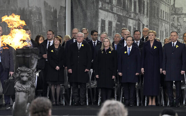 تصویر: جلو، از راست، آندره دودا رئیس جمهوری لهستان، آگاتا کورنباسر-دودا؛ ایتسخاک هرتزوگ رئیس جمهوری اسرائیل، مکال هرتزوگ؛ فرانک-والتر اشتاینمیر رئیس جمهور آلمان، الکه بوئدنبندر در مراسم یادبود قیام گتوی ورشو، ورشو، لهستان، ۱۹ آوریل ۲۰۲۳. (AP Photo/Czarek Sokolowski)