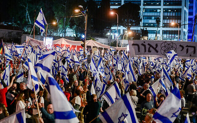 معترضان حین راهپیمایی علیه طرح اصلاح نظام قضایی در تقاطع آزریئلی، تل آویو، در ۸ آوریل ۲۰۲۳. 
(Avshalom Sassoni/Flash90)